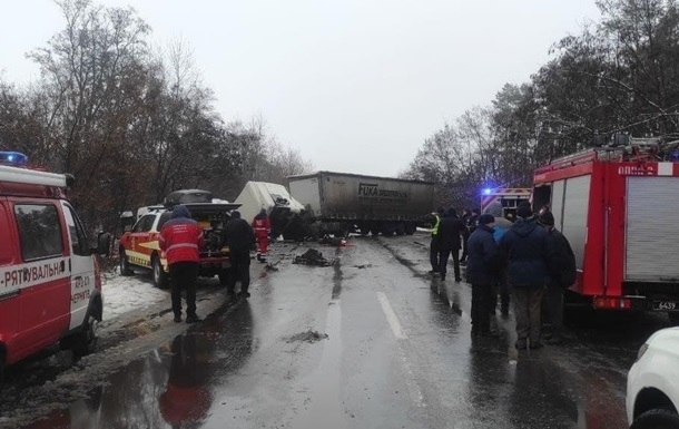 В Черниговской области столкнулись маршрутка и грузовик: 11 погибших