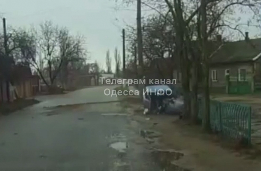 В Одесской области ВАЗ врезался в столб и разлетелся на две части (видео)
