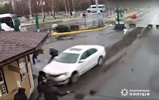 Иностранец на «Пассате» протаранил ворота резиденции Януковича (видео)