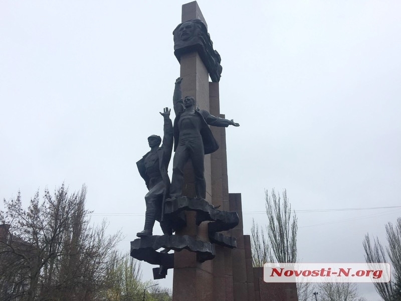 В Николаеве исполком разрешил частично демонтировать памятник Ленинскому комсомолу