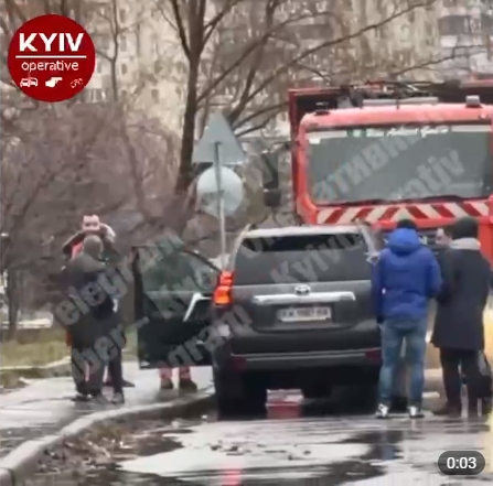 В Киеве Toyota врезалась в мусоровоз, пока водитель дрался с прохожим (видео)