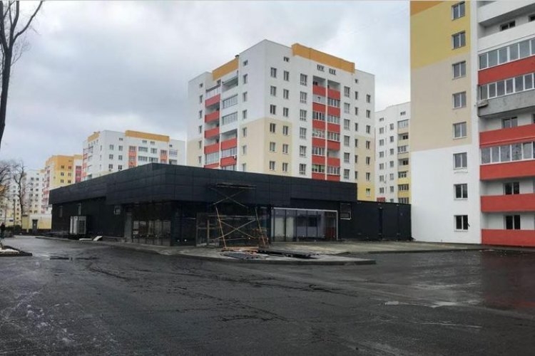 В Харькове около многоэтажки под видом реконструкции квартиры построили огромный супермаркет