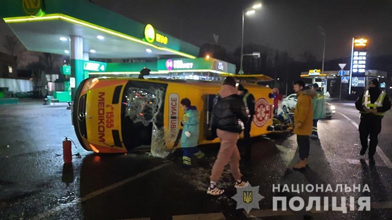 В Киеве произошло ДТП со «скорой», пострадали двое медиков