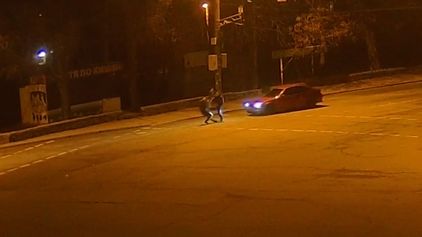 В Днепре водитель ударил пешехода в лицо, а после на упавшего мужчину наехала машина (видео)