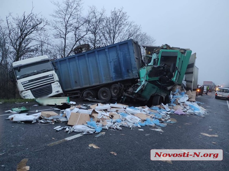На трассе в Николаевской области столкнулись два седельных тягача – погиб водитель