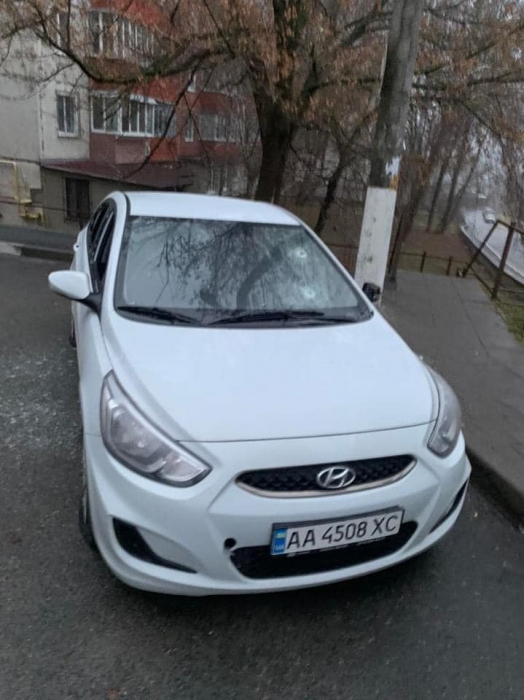 В городе под Киевом неизвестные обстреляли припаркованный автомобиль