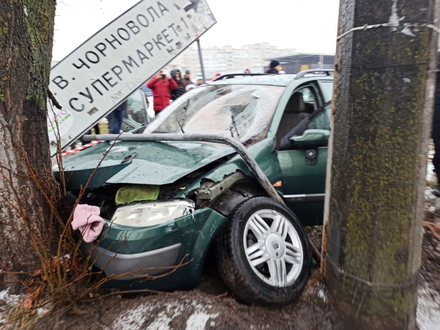 В Луцке подросток, снимая контент за рулем папиного авто, наехал на 4 человек, среди которых ребенок (видео) 