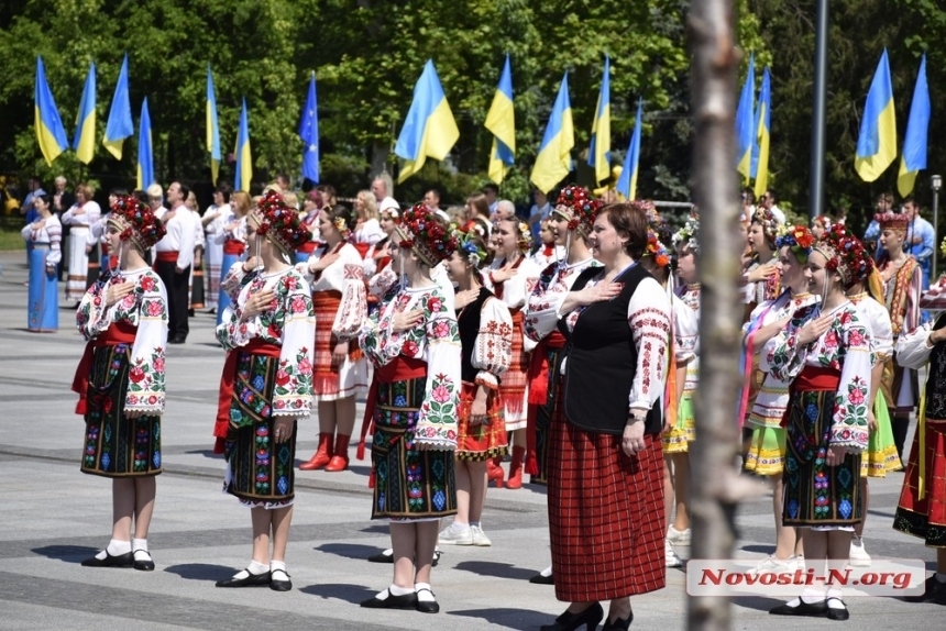Самая патриотическая акция за 30 лет — массовое исполнение гимна в Николаеве, - Гранатуров