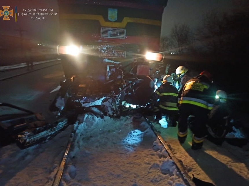 На Прикарпатье столкнулись поезд и легковушка: тела двух погибших из машины вырезали спасатели