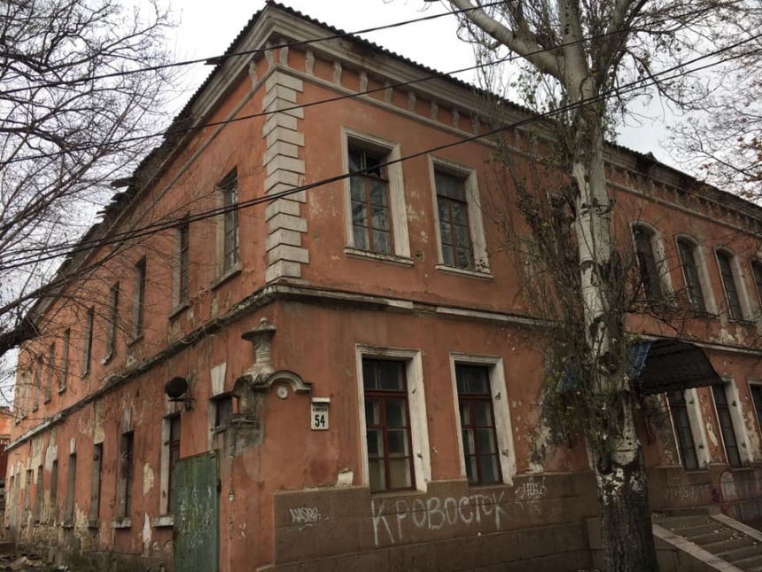 В центре Николаева сносят историческое здание бывшей больницы