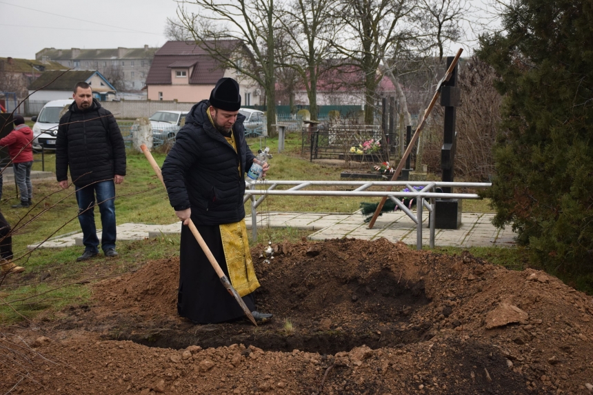 В Баштанке перезахоронили останки, найденные при строительстве супермаркета