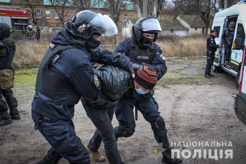 Полицейские с военными провели масштабные учения в Николаеве (фоторепортаж)