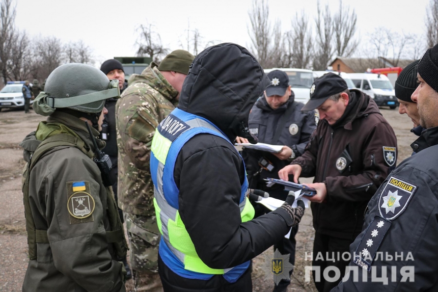 Полицейские с военными провели масштабные учения в Николаеве (фоторепортаж)