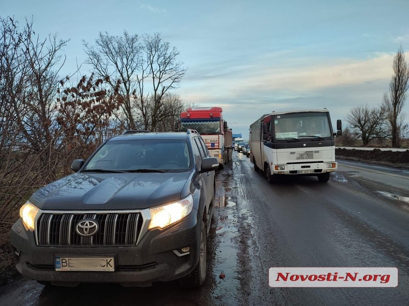 В гигантской пробке под Николаевом водитель фуры сломал руку водителю внедорожника