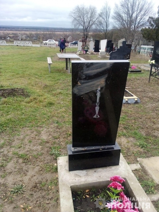 Вандалы разгромили десяток памятников на кладбище в Николаевской области