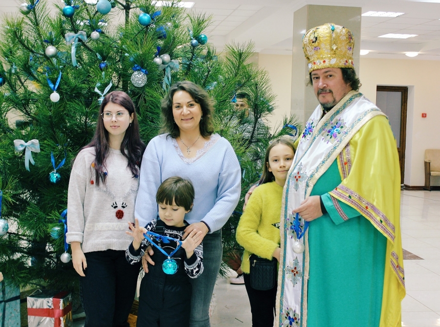 В Николаеве депутаты и глава облсовета вместе с детьми и внуками нарядили елку