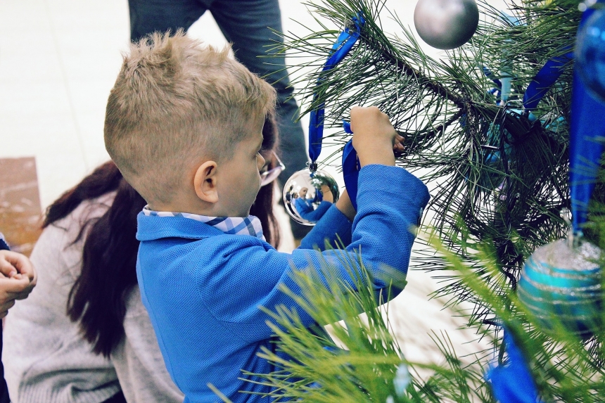 В Николаеве депутаты и глава облсовета вместе с детьми и внуками нарядили елку