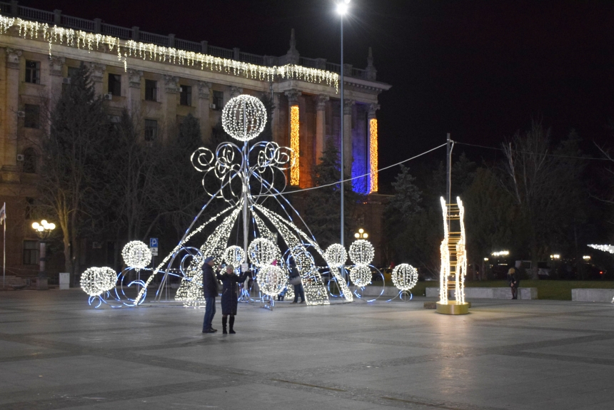 В Николаеве без торжеств зажгли главную елку города: что происходит на площади (фоторепортаж)