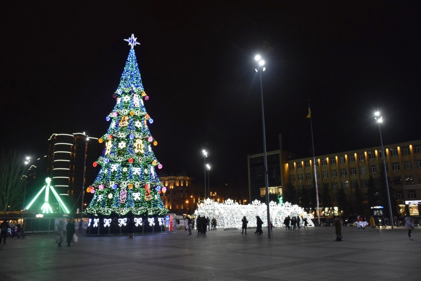 В Николаеве без торжеств зажгли главную елку города: что происходит на площади (фоторепортаж)