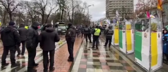 На акции ФОПов под Радой помяли полицейское авто