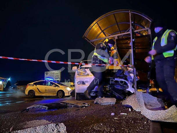 Пьяный прокурор на Lexus врезался в остановку общественного транспорта в Кривом Роге