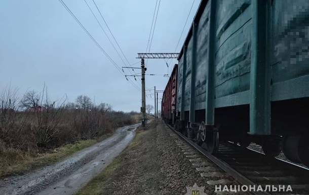Сидел на рельсах: в Одесской области 17-летний парень погиб под поездом