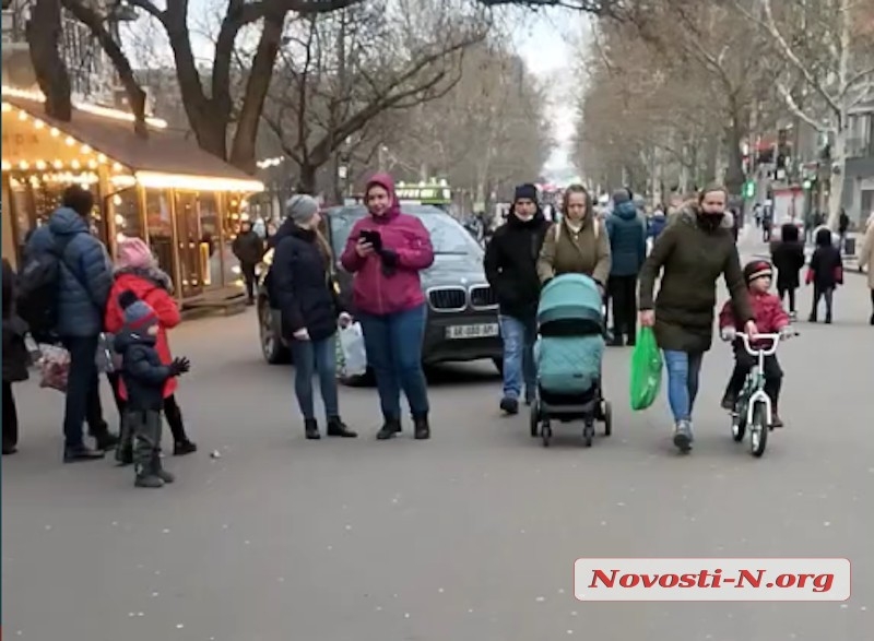 В Николаеве «БМВ» рассекал по главной пешеходной улице (видео)