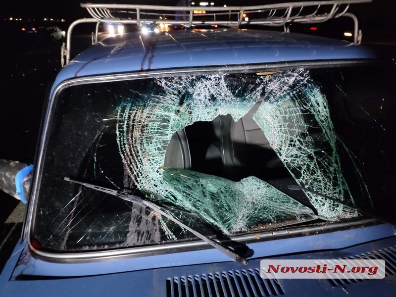 Под Николаевом автомобиль насмерть сбил пешехода: пострадавший залетел на крышу авто