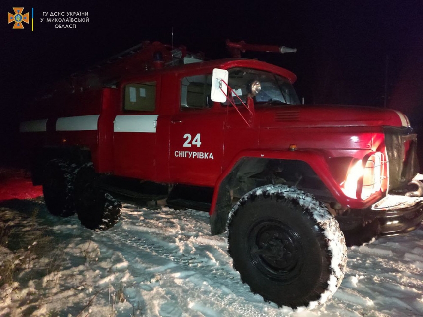 Снегопад в Николаевской области: спасатели эвакуировали людей и вытаскивали автомобили