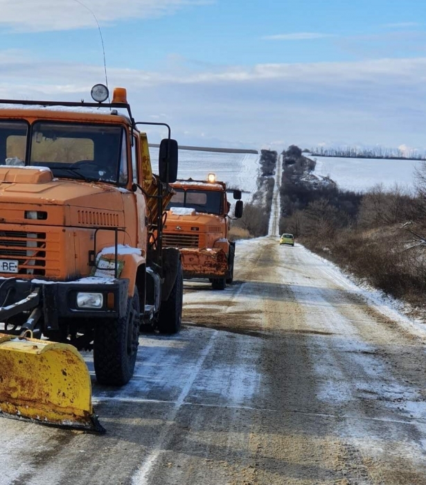 На дороги Николаевской области высыпано 1500 т песчано-солевой смеси: техника работает круглосуточно