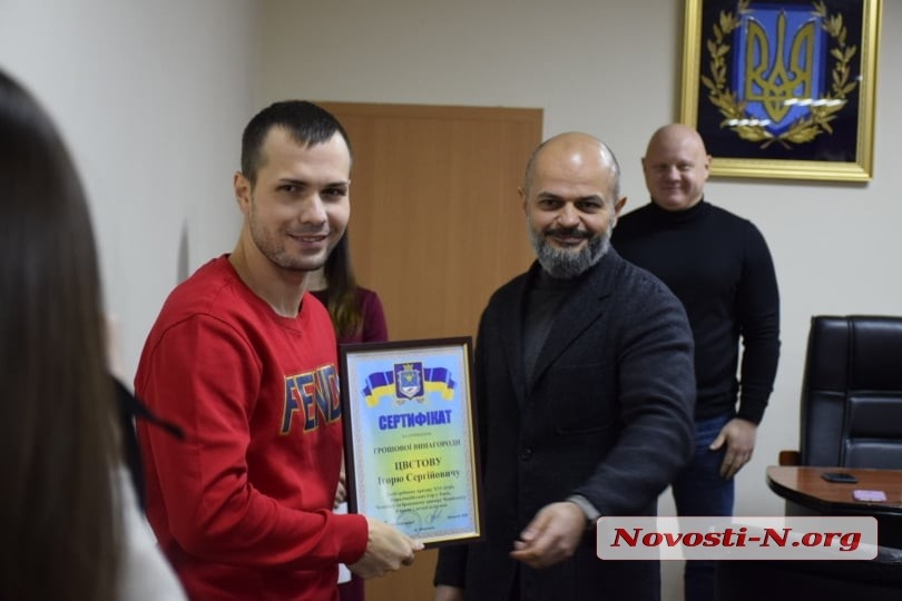 В Николаевской ОГА параолимпийцам и чемпионам мира вручили денежные сертификаты