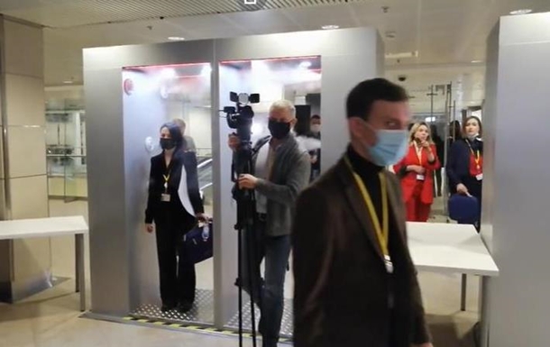 Появилось видео обработки серебром входящих на пресс-конференцию Путина