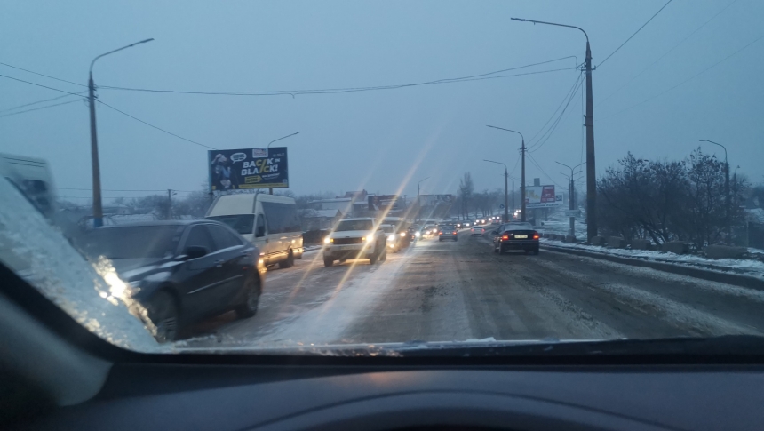 Николаев заметает снегом: по городу пробки и аварии