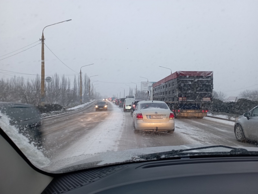 Николаев заметает снегом: по городу пробки и аварии Николаев заметает снегом: по городу пробки и аварии