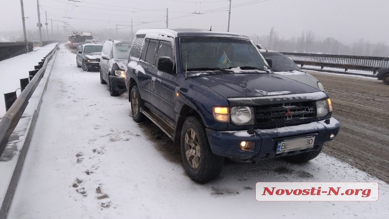 Николаев заметает снегом: по городу пробки и аварии