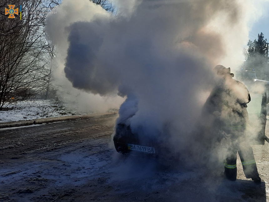 На дороге в Николаевской области загорелся «Фиат»