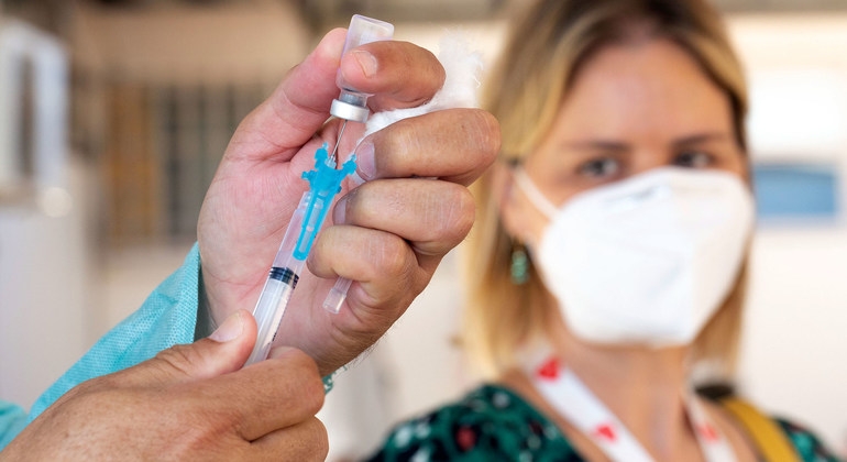 Украинским медработникам и сотрудникам интернатов начали колоть бустреную дозу вакцины