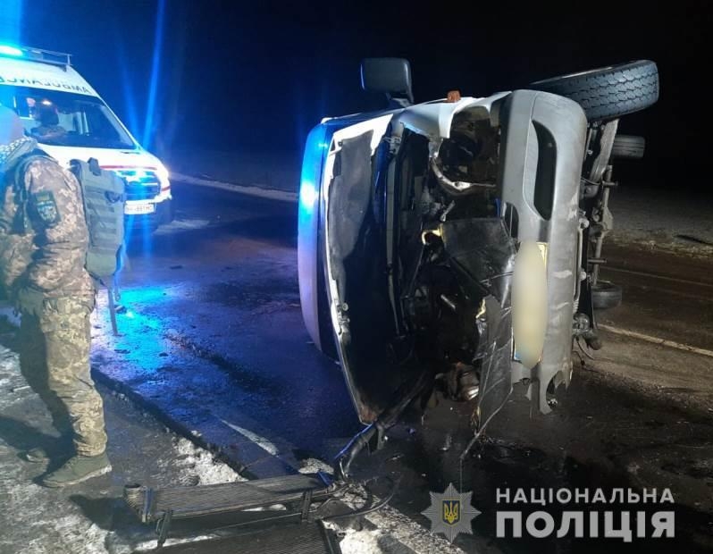 На трассе Одесса-Николаев столкнулись маршрутка с пассажирами и BMW - пятеро пострадавших