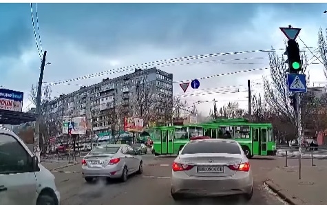 В центре Николаева троллейбус проехал на «красный» (видео)