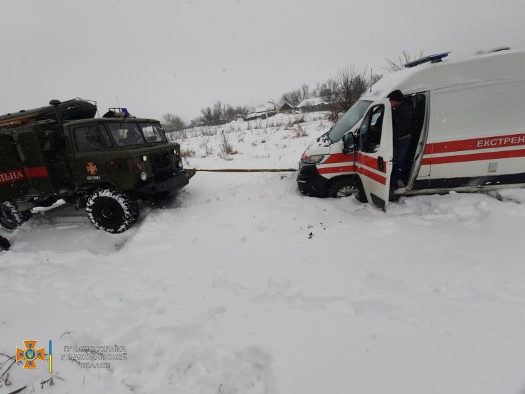 В Николаевской области «скорая», ехавшая на вызов к пациентам, застряла в снежном заносе