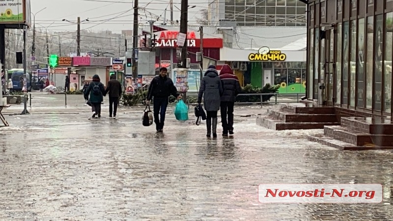 Николаев в плену у непогоды: оборванные провода и тротуары под слоем льда (фоторепортаж) Николаев в плену у непогоды: оборванные провода и тротуары под слоем льда (фоторепортаж)