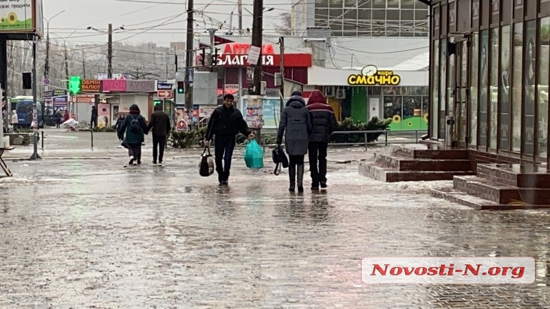 Николаев в плену у непогоды: оборванные провода и тротуары под слоем льда (фоторепортаж)