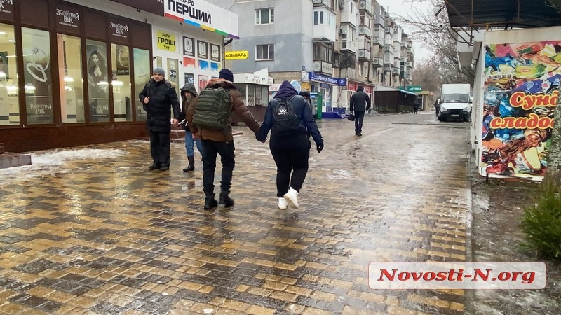 Николаев в плену у непогоды: оборванные провода и тротуары под слоем льда (фоторепортаж) Николаев в плену у непогоды: оборванные провода и тротуары под слоем льда (фоторепортаж)