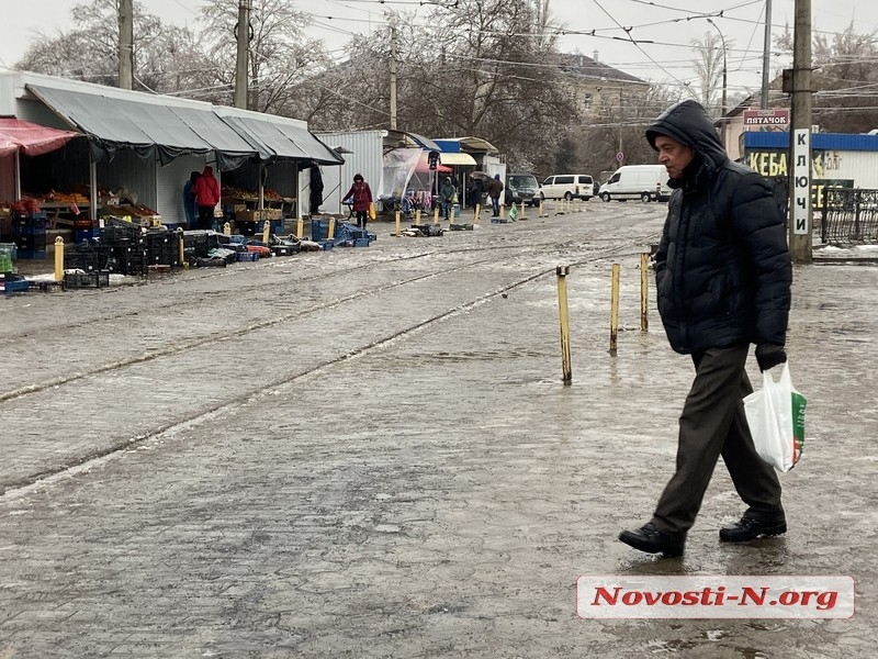 Николаев в плену у непогоды: оборванные провода и тротуары под слоем льда (фоторепортаж)