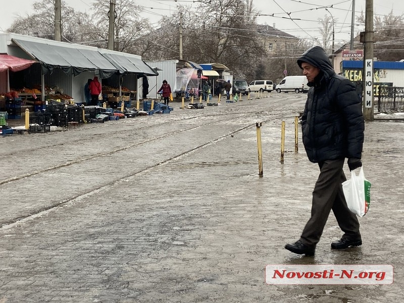 Николаев в плену у непогоды: оборванные провода и тротуары под слоем льда (фоторепортаж) Николаев в плену у непогоды: оборванные провода и тротуары под слоем льда (фоторепортаж)