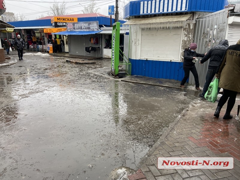 Николаев в плену у непогоды: оборванные провода и тротуары под слоем льда (фоторепортаж) Николаев в плену у непогоды: оборванные провода и тротуары под слоем льда (фоторепортаж)