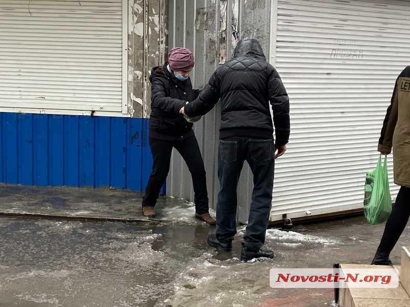 Николаев в плену у непогоды: оборванные провода и тротуары под слоем льда (фоторепортаж) Николаев в плену у непогоды: оборванные провода и тротуары под слоем льда (фоторепортаж)