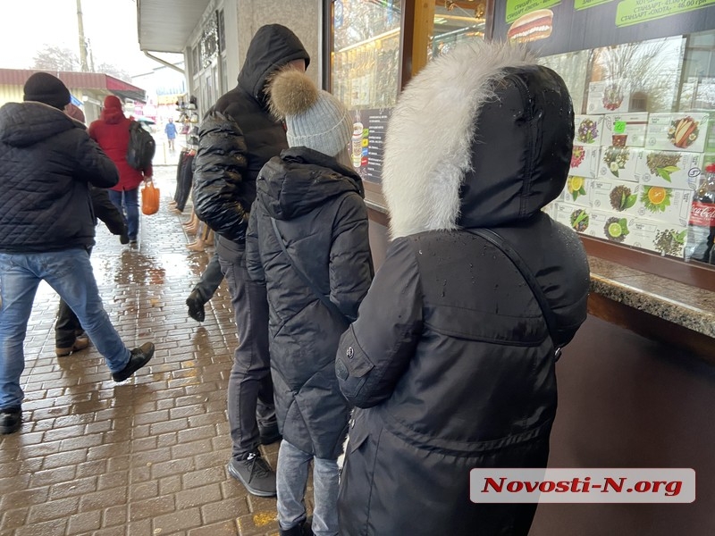 Николаев в плену у непогоды: оборванные провода и тротуары под слоем льда (фоторепортаж) Николаев в плену у непогоды: оборванные провода и тротуары под слоем льда (фоторепортаж)