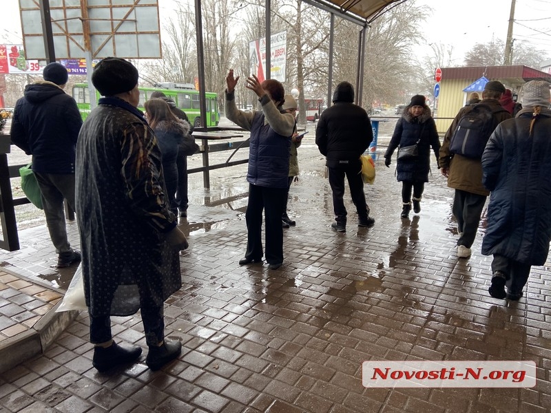 Николаев в плену у непогоды: оборванные провода и тротуары под слоем льда (фоторепортаж) Николаев в плену у непогоды: оборванные провода и тротуары под слоем льда (фоторепортаж)