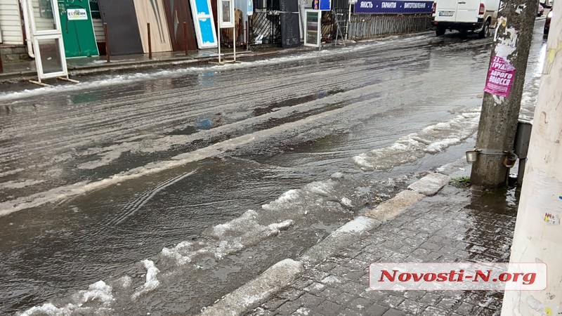 Николаев в плену у непогоды: оборванные провода и тротуары под слоем льда (фоторепортаж) Николаев в плену у непогоды: оборванные провода и тротуары под слоем льда (фоторепортаж)